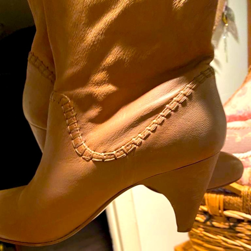 Leather pill-on boots